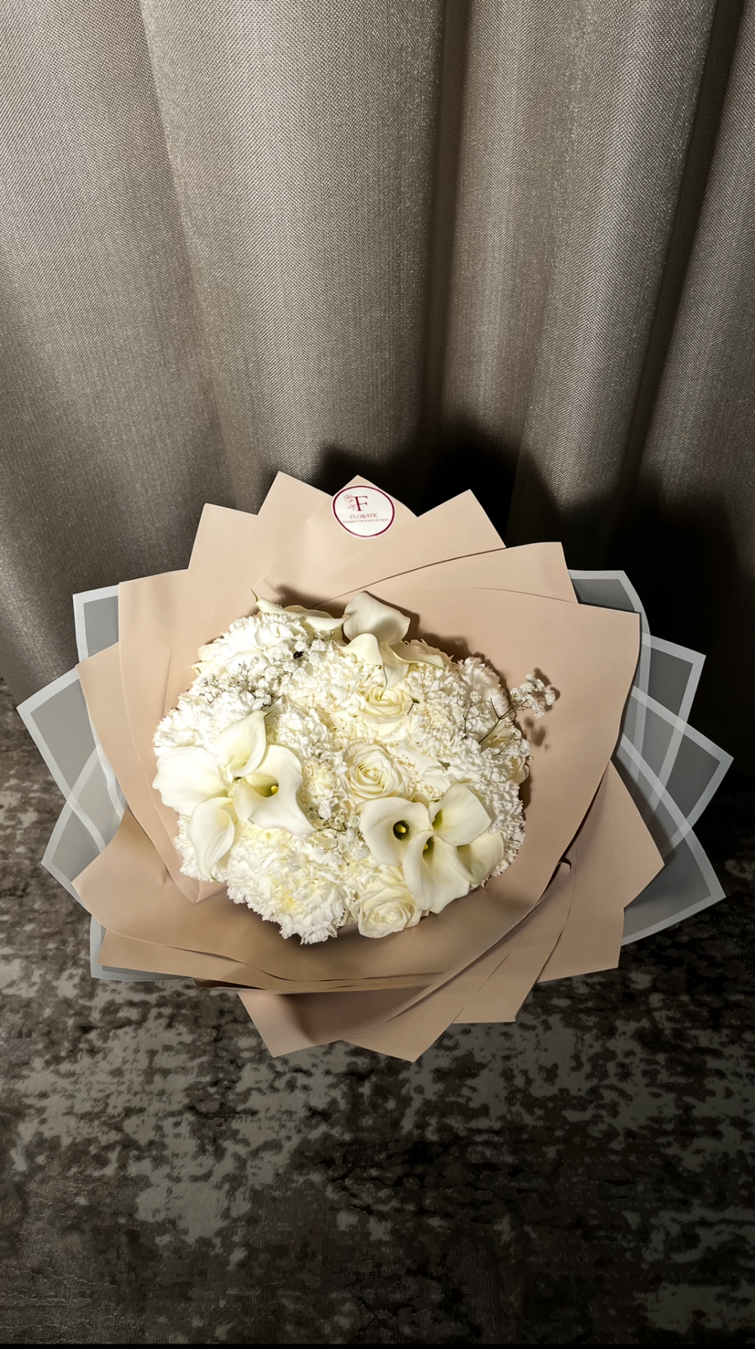 Prachtige handgebonden boeketten van Floratic op een marmeren tafel